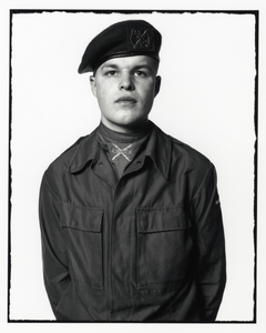 108347 Portret van een jongen in een miltair uniform.